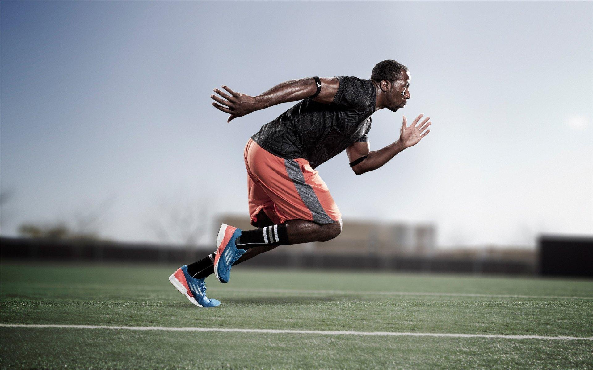 绿茵场与篮球馆的隔空对话,当掰头不止于戏谑,竞技体育更需镜鉴与自省